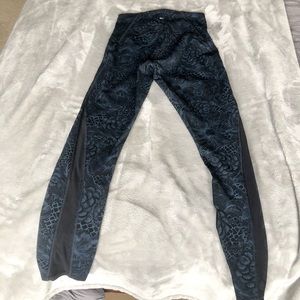 Lululemon In-Movement - Size 4 (paisley pattern)
